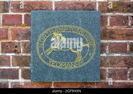 08-24-2021 Portsmouth, Hampshire, Regno Unito, l'emblema o cresta del reggimento di Northampton Yeomanry che ha servito il D-Day durante l'operazione Overlord Foto Stock