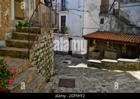 Una strada nel centro storico di Castelsaraceno, un centro storico della Basilicata, Italia. Foto Stock