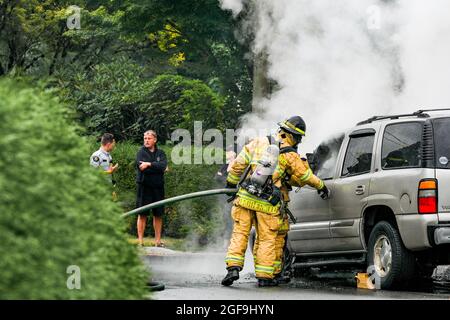 Il reparto dei vigili del fuoco risponde al SUV GMC Yukon in caso di incendio, distretto di North Vancouver, British Columbia, Canada Foto Stock