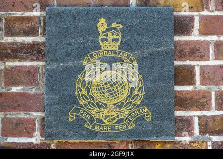 08-24-2021 Portsmouth, Hampshire, Regno Unito, l'emblema o cresta dei Royal Marines di sua Maestà Foto Stock