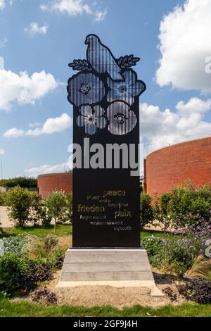 08-24-2021 Portsmouth, Hampshire, Regno Unito, UNA statua di pace che mostra colombe e papaveri al museo di storia del D-Day a Southsea UK Foto Stock