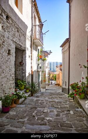 Una strada nel centro storico di Castelsaraceno, un centro storico della Basilicata, Italia. Foto Stock