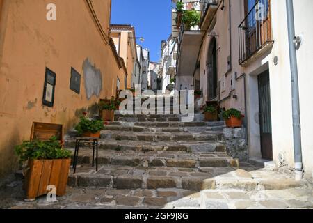 Una strada nel centro storico di Castelsaraceno, un centro storico della Basilicata, Italia. Foto Stock