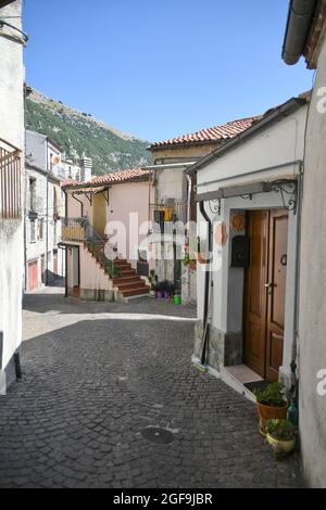 Una strada nel centro storico di Castelsaraceno, un centro storico della Basilicata, Italia. Foto Stock