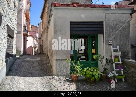 Una strada nel centro storico di Castelsaraceno, un centro storico della Basilicata, Italia. Foto Stock