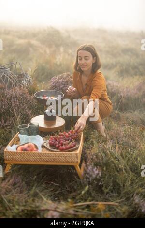 Donna viaggio fare colazione in montagna Foto Stock