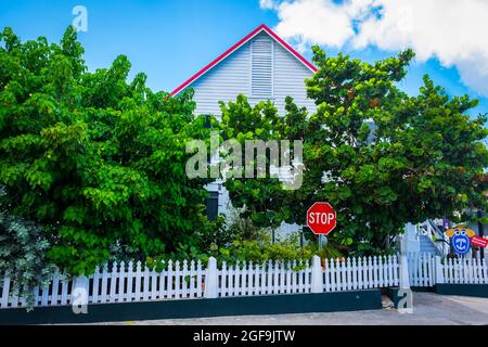 Grand Cayman, Isole Cayman, luglio 2020, vista dell'ingresso laterale del Museo Nazionale delle Isole Cayman Foto Stock