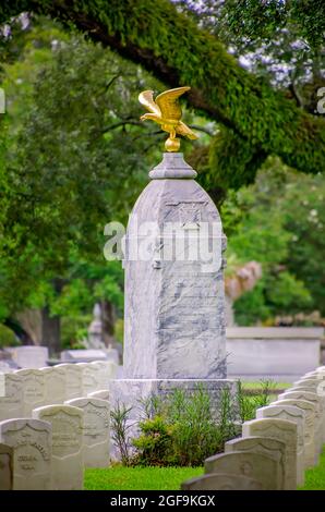 Un monumento ai soldati confederati morti nella battaglia di Fort Blakeley si trova nel cimitero di Magnolia, 14 agosto 2021, a Mobile, Alabama. Foto Stock