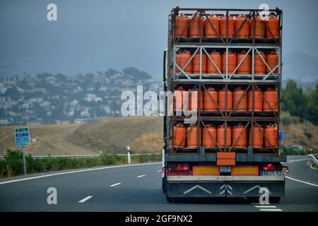 Marbella, Malaga, Spagna 24 agosto 2021, camion con bombole di gas propano sulla strada Foto Stock