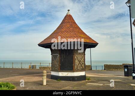 RAMSGATE, REGNO UNITO - 28 maggio 2021: Un primo colpo di un chiosco di East Cliff sulla Victoria Parade di Ramsgate Foto Stock