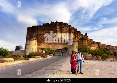 Jodhpur, India - 28 Febbraio, 2018: Coppia indiana di fronte a Mehrangarh o Mehran Fort situato a Jodhpur, Rajasthan è uno dei forti più grandi in i Foto Stock