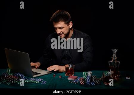 Uomo bearded del giocatore in linea del casino che celebra la vittoria Foto Stock