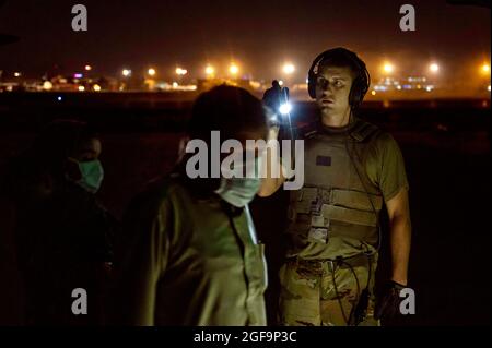 Kabul, Afghanistan. 23 Agosto 2021. Un capo dell'equipaggio dell'Aeronautica militare degli Stati Uniti, assegnato allo Squadrone degli ascensori aerei di spedizione, conta i passeggeri che salpano a bordo di un aereo dell'Aeronautica militare C-17 Globemaster III durante l'evacuazione dall'Aeroporto Internazionale Hamid Karzai durante l'operazione Allies Refuge 23 agosto 2021 a Kabul, Afghanistan. Credit: Planetpix/Alamy Live News Foto Stock