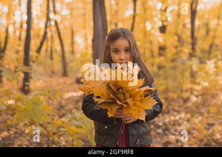 Ritratto autunnale di simpatica ragazza asiatica. Bambini, autunno e stagione concetto. Foto Stock