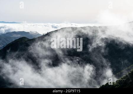 Paesaggio di montagna. Vista dalla piattaforma di osservazione: Mirador Pico del Ingles. Tenerife, Isole Canarie, Spagna. Foto Stock