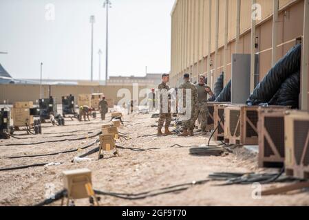 Al Udeied Air base, Qatar. 22 agosto 2021. Gli aerei dell'aeronautica degli Stati Uniti preparano un campo di transito a sostegno dell'operazione Allees Refuge 22 agosto 2021 alla base aerea di al Udeid, Qatar. Credit: Planetpix/Alamy Live News Foto Stock