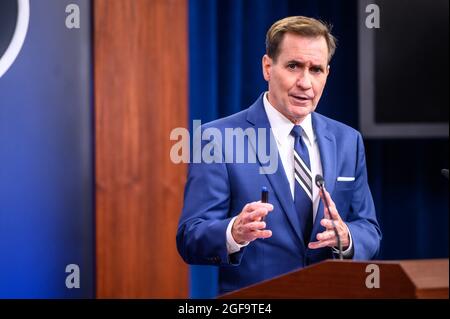 Arlington, Stati Uniti d'America. 24 agosto 2021. Il Segretario alla stampa del Pentagono John Kirby parla a un briefing stampa sull'Afghanistan al Pentagono il 24 agosto 2021 ad Arlington, Virginia. Credit: Planetpix/Alamy Live News Foto Stock