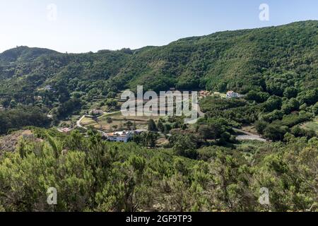 Vista del paesaggio naturale della valle e delle montagne dalla piattaforma di osservazione - Mirador De Jardina. Tenerife. Isole Canarie. Spagna. Foto Stock