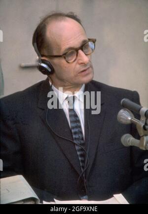 Il leader nazista e politico Adolf Eichmann in processo in Isreale. La sua abilità nella logistica lo ha reso uno dei principali organizzatori dell'Olocausto. Fuggì dalla Germania nel 1950 e andò in Argentina dove fu catturato da agenti israeliani. Fu processato e condannato a morte in Israele nel 1962 Foto Stock