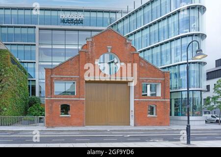 Gli uffici di Hubbspot che si affaccia sul fiume Liffey su Sir John Rogersons Quay a Dublino, Irlanda. Foto Stock