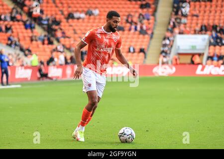 Blackpool, Regno Unito. 24 agosto 2021. CJ Hamilton #22 di Blackpool si rompe con la palla a Blackpool, Regno Unito il 8/24/2021. (Foto di Mark Cosgrove/News Images/Sipa USA) Credit: Sipa USA/Alamy Live News Foto Stock