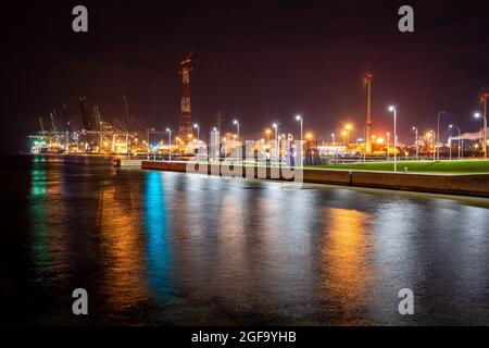 industria pesante vicino alla via d'acqua che causa le immissioni. Foto di alta qualità Foto Stock