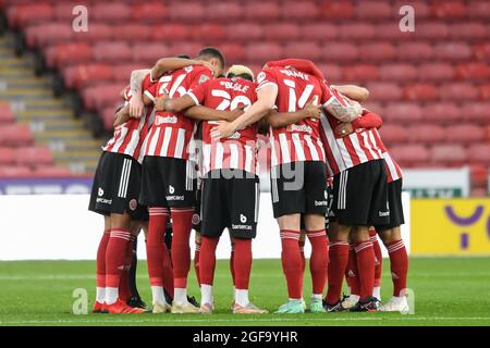 Sheffield, Regno Unito. 24 agosto 2021. I giocatori di Sheffield United formano un huddle prima della partita a Sheffield, Regno Unito, il 24/2021. (Foto di Simon Whitehead/News Images/Sipa USA) Credit: Sipa USA/Alamy Live News Foto Stock