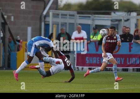 BARROW A FURNESS, REGNO UNITO. 24 AGOSTO Axel Tuanzebe di Aston Villa trascina a terra Offrande Zanzala durante la seconda partita di Coppa Carabao tra Barrow e Aston Villa a Holker Street, Barrow-in-Furness martedì 24 agosto 2021. (Credit: Mark Fletcher | MI News) Credit: MI News & Sport /Alamy Live News Foto Stock