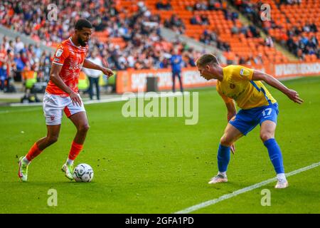 Blackpool, Regno Unito. 24 agosto 2021. Blackpool Forward CJ Hamilton durante la partita della Carabao Cup tra Blackpool e Sunderland a Bloomfield Road, Blackpool, Inghilterra, il 24 agosto 2021. Foto di Sam Fielding/prime Media Images. Credit: Prime Media Images/Alamy Live News Foto Stock