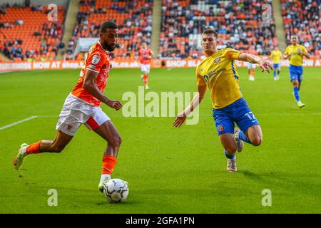 Blackpool, Regno Unito. 24 agosto 2021. Blackpool Forward CJ Hamilton durante la partita della Carabao Cup tra Blackpool e Sunderland a Bloomfield Road, Blackpool, Inghilterra, il 24 agosto 2021. Foto di Sam Fielding/prime Media Images. Credit: Prime Media Images/Alamy Live News Foto Stock