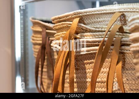 Borsone in vimini o espetto fatto a mano. Concetto di prodotti fatti a mano. Foto Stock