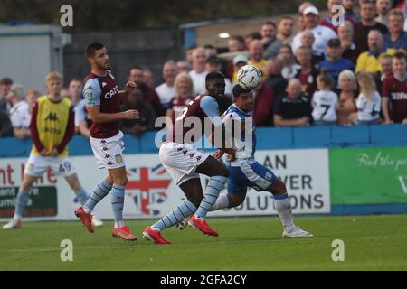 BARROW A FURNESS, REGNO UNITO. 24 AGOSTO Josh Gordon di Barrow in azione con Axel Tuanzebe di Aston Villa durante la seconda partita di Coppa Carabao tra Barrow e Aston Villa a Holker Street, Barrow-in-Furness martedì 24 agosto 2021. (Credit: Mark Fletcher | MI News) Credit: MI News & Sport /Alamy Live News Foto Stock