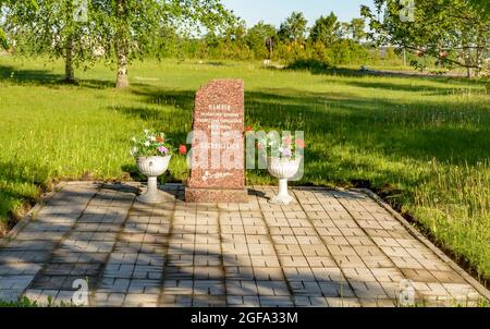 Riva sinistra della Neva, distretto di Kirovsky, regione di Leningrad, Russia. 1° giugno 2019. Un obelisco ai prigionieri del campo di concentramento giovanile Foto Stock