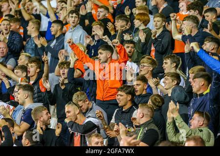 Blackpool, Regno Unito. 24 agosto 2021. I tifosi di Blackpool durante la partita della Carabao Cup tra Blackpool e Sunderland a Bloomfield Road, Blackpool, Inghilterra, il 24 agosto 2021. Foto di Sam Fielding/prime Media Images. Credit: Prime Media Images/Alamy Live News Foto Stock