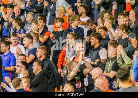 Blackpool, Regno Unito. 24 agosto 2021. I tifosi di Blackpool durante la partita della Carabao Cup tra Blackpool e Sunderland a Bloomfield Road, Blackpool, Inghilterra, il 24 agosto 2021. Foto di Sam Fielding/prime Media Images. Credit: Prime Media Images/Alamy Live News Foto Stock