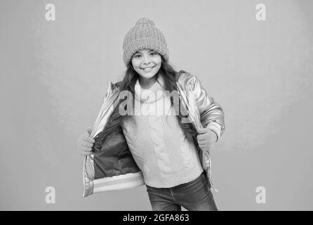 Facciamo questo. Capretto si affretta verso l'avventura. Infanzia felice. Goda il tempo sulle feste di natale. Bambino elegante. Moda di stagione di autunno. Ragazza adolescente dentro Foto Stock