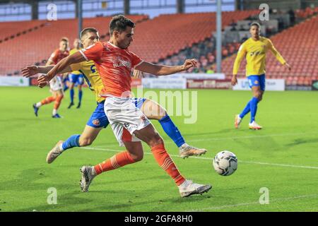 Blackpool, Regno Unito. 24 agosto 2021. REECE James #5 di Blackpool attraversa la palla a Blackpool, Regno Unito il 24/8/2021. (Foto di Mark Cosgrove/News Images/Sipa USA) Credit: Sipa USA/Alamy Live News Foto Stock