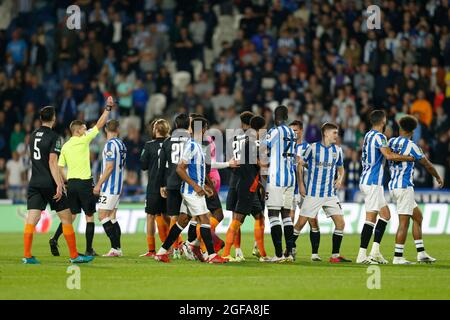 Huddersfield, Regno Unito. 24 agosto 2021. L'arbitro Matthew Donohue emette una carta rossa a Moise Kean #27 di Everton a Huddersfield, Regno Unito, il 24/2021. (Foto di ben Early/News Images/Sipa USA) Credit: Sipa USA/Alamy Live News Foto Stock