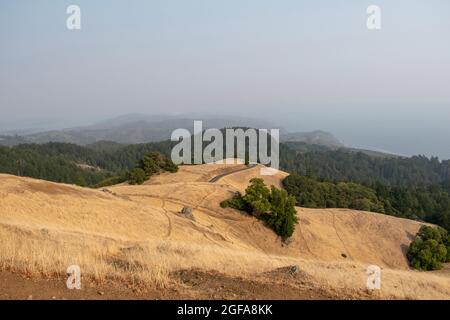 Montagne nel fumo, sopra le nuvole Foto Stock