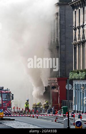 Scottish Fire and Rescue Service affrontare un incendio sul ponte George IV nella città vecchia di Edimburgo il 24 agosto 2021. Foto Stock