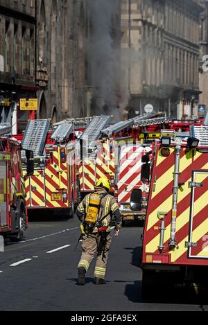 Scottish Fire and Rescue Service affrontare un incendio sul ponte George IV nella città vecchia di Edimburgo il 24 agosto 2021. Foto Stock