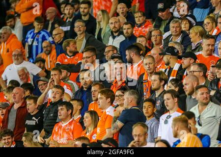 Blackpool, Regno Unito. 24 agosto 2021. I tifosi di Blackpool durante la partita della Carabao Cup tra Blackpool e Sunderland a Bloomfield Road, Blackpool, Inghilterra, il 24 agosto 2021. Foto di Sam Fielding/prime Media Images. Credit: Prime Media Images/Alamy Live News Foto Stock