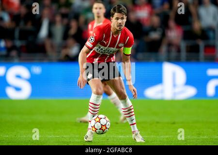 Eindhoven, Paesi Bassi. 24 agosto 2021. EINDHOVEN, PAESI BASSI - AGOSTO 24: Marco van Ginkel di PSV durante la partita UEFA Champions League Play-offs tappa due tra PSV e Benfica al Philips Stadion il 24 agosto 2021 a Eindhoven, Paesi Bassi (Foto di Geert van Erven/Orange Pictures) credito: Orange Pics BV/Alamy Live News Foto Stock