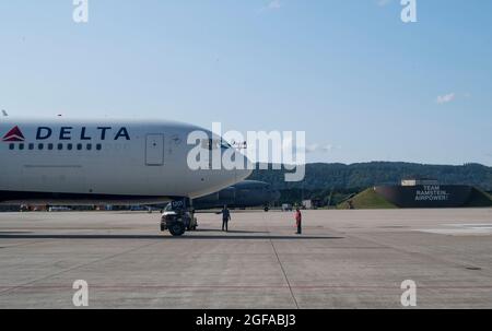 Ramstein Miesenbach, Germania. 24 agosto 2021. Un aereo commerciale Delta A350 parcheggia sulla rampa in attesa di trasferire i rifugiati afghani evacuati da Kabul in altre località della base aerea di Ramstein il 24 agosto 2021 a Ramstein-Miesenbach, Germania. Il Pentagono ha richiamato 18 aerei civili da United Airlines, American Airlines, Delta Air e Hawaiian Airlines ai sensi della legge della Riserva civile della flotta aerea per assistere nel trasferimento degli evacuati nell'ambito dell'operazione Allees Refuge. Credit: Planetpix/Alamy Live News Foto Stock