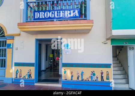 Casa colorata decorata nel villaggio di Guatape, Colombia Foto Stock