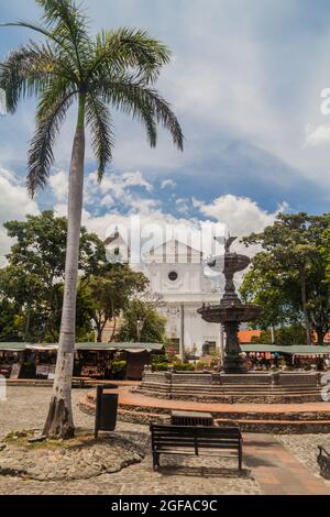 Catedral Basilica de la Inmaculada Concepcion cattedrale in Plaza Mayor Simon Bolivar a Santa Fe de Antioquia, Colombia. Foto Stock