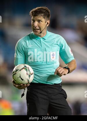 Londra, Regno Unito. 24 agosto 2021. Arbitro Neil Hair durante la partita della Carabao Cup tra Millwall e Cambridge United al Den, Londra, Inghilterra, il 24 agosto 2021. Foto di Alan Stanford/prime Media Images. Credit: Prime Media Images/Alamy Live News Foto Stock