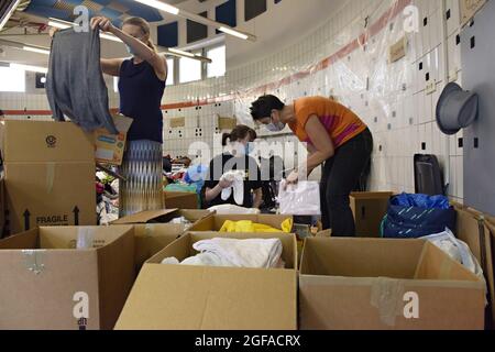 Ramstein Miesenbach, Germania. 22 agosto 2021. Volontari civili ordinano donazioni per rifugiati afghani evacuati da Kabul alla base aerea di Ramstein il 22 agosto 2021 a Ramstein-Miesenbach, Germania. La base aerea di Ramstein fornisce alloggio temporaneo per gli sfollati dall'Afghanistan come parte del Refuge Operation Allees. Credit: Planetpix/Alamy Live News Foto Stock