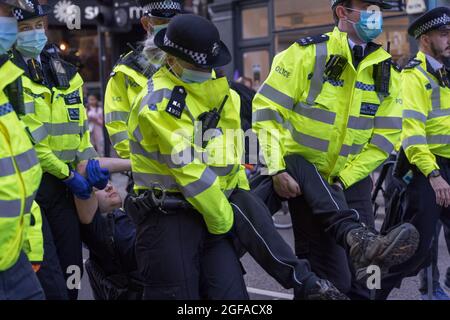 Cambridge Circus, Londra, Regno Unito. 24 agosto 2021. I manifestanti del cambiamento climatico dalla ribellione di estinzione che siede a Cambridge Circus , bloccando Charing Cross Road lungo la strada per Trafalgar Square. Poliziotti che arrestano un protesto. Credit: Xiu Bao/Alamy Live News Foto Stock