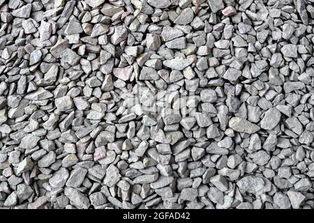 Roccia schiacciata da vicino. Terreno roccioso piccolo. Frantumato pietra strada costruzione materiale ghiaia struttura. Pietra piccola costruzione materiale roccia. Ghiaia da giardino Foto Stock